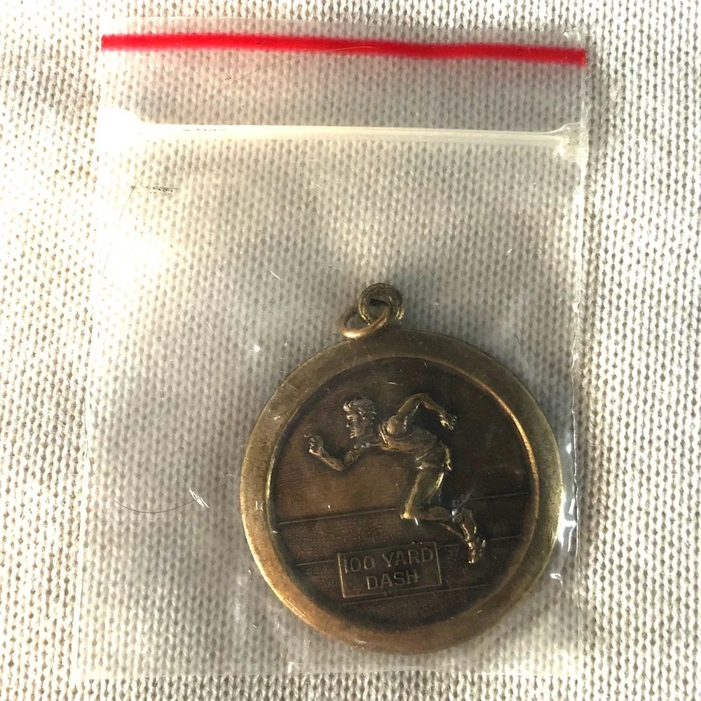 100 YARD DASH RUNNER PENDANT BRONZE TONE VINTAGE